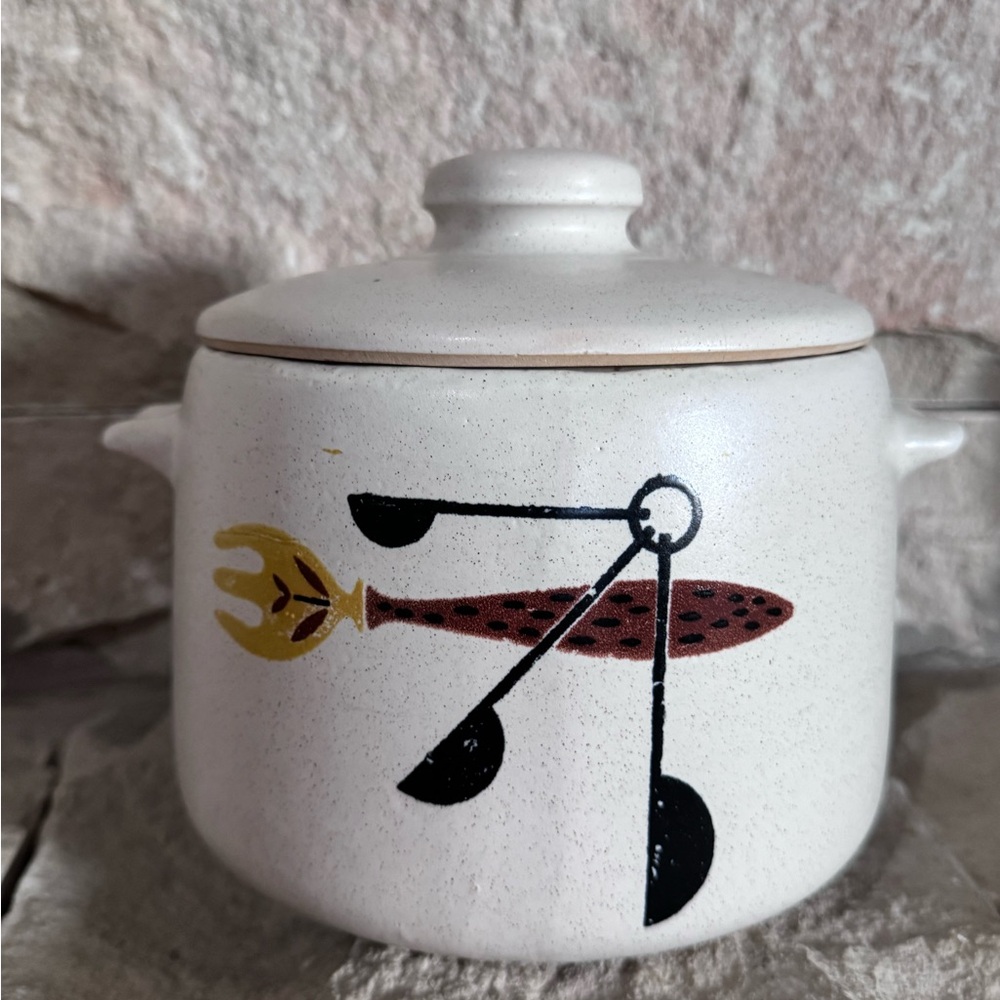 Vintage 1950s West Bend Stoneware Bean Pot w/Lid – Mid-century charm & quality.